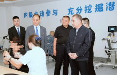 新疆维吾尔自治区人大常委会党组成员、副主任艾尼瓦尔·吐尔逊一行到新疆长安中医脑病医院视察调研